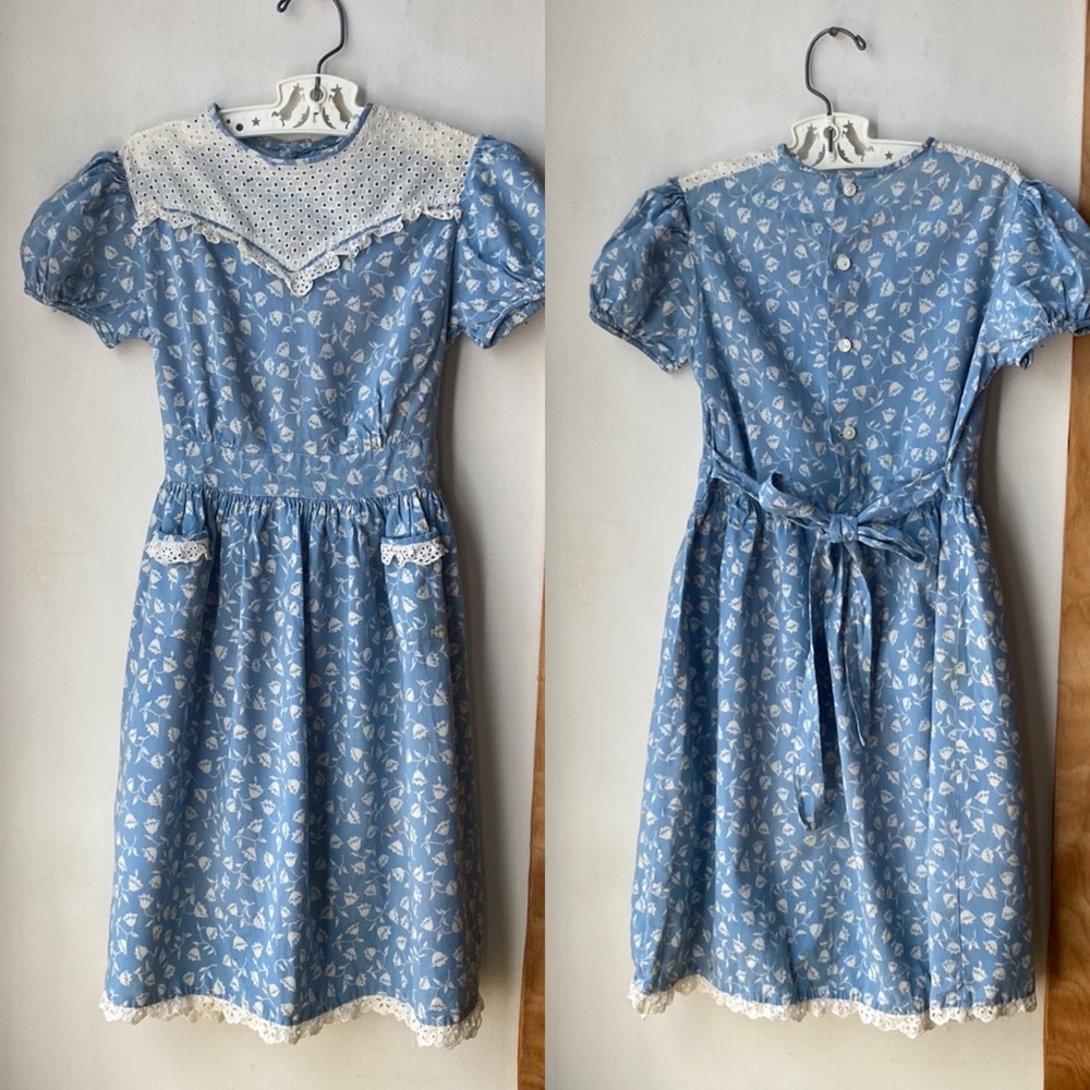 Vintage 1940s blue and white floral dress with lace trim